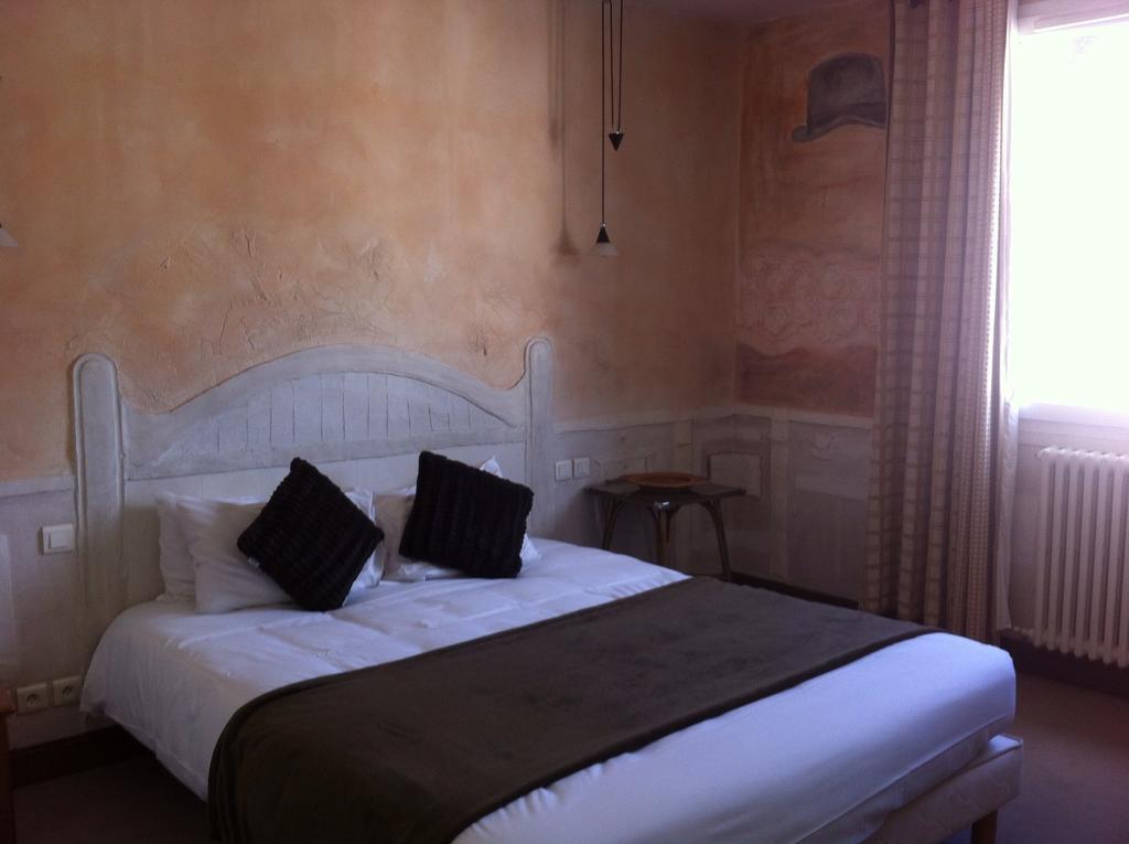 Le Thy Hotel Ploermel Exterior photo